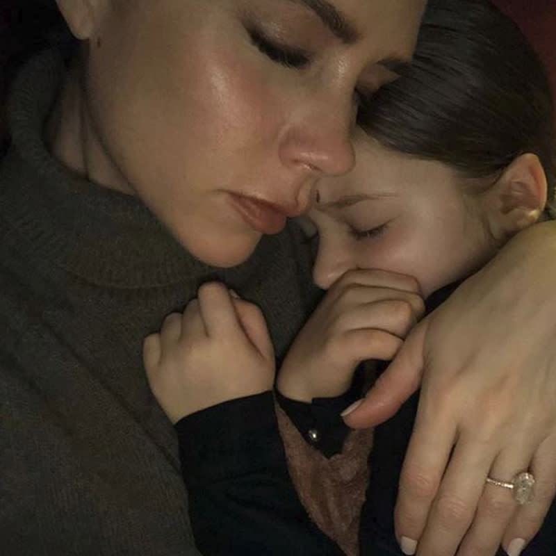 <p>Schlafenszeit mit Mami! Diesen Schnappschuss wollte Victoria Beckham ihren rund 19,4 Millionen Instagram-Follower nicht vorenthalten. Eng aneinander gekuschelt hält sie auf dem Foto ein Nickerchen mit Tochter Harper Seven. (Bild-Copyright: victoriabeckham/Instagram) </p>