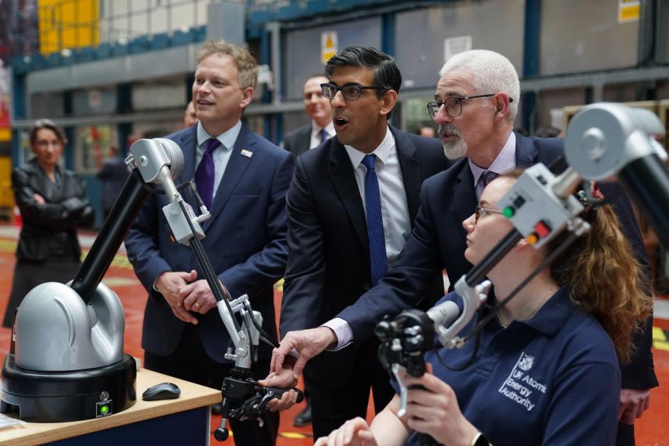 Prime Minister Rishi Sunak (centre) and Grant Shapps, Secretary of State for Energy Security and Net Zero (left), during a visit to the UK Atomic Energy Authority, Culham Science Centre, Abingdon, (PA)