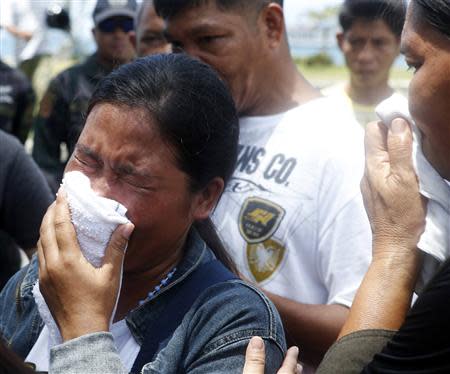 A woman weeps outside a police camp after failing to see her relatives amongst the hostages released by the Muslim rebels of Moro National Liberation Front (MNLF) in Zamboanga city in southern Philippines September 17, 2013. REUTERS/Erik De Castro