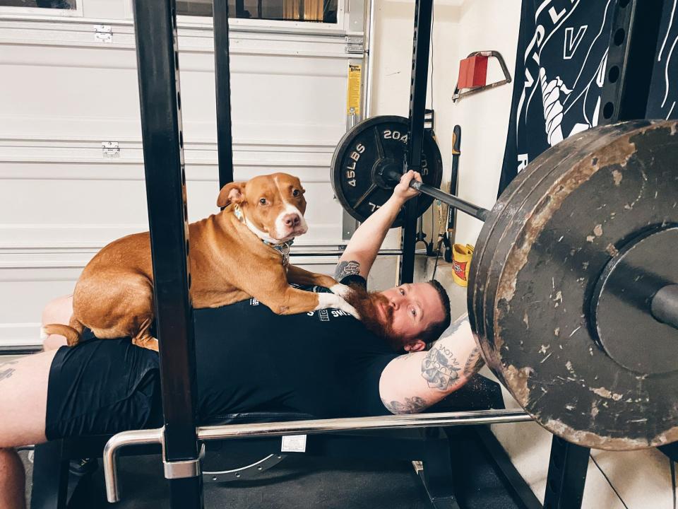 Kraftdreikämpfer Nick Squires trainiert in seinem heimischen Fitnessstudio unter der Aufsicht von Judy, seiner Hündin. - Copyright: Courtesy of Nick Squires