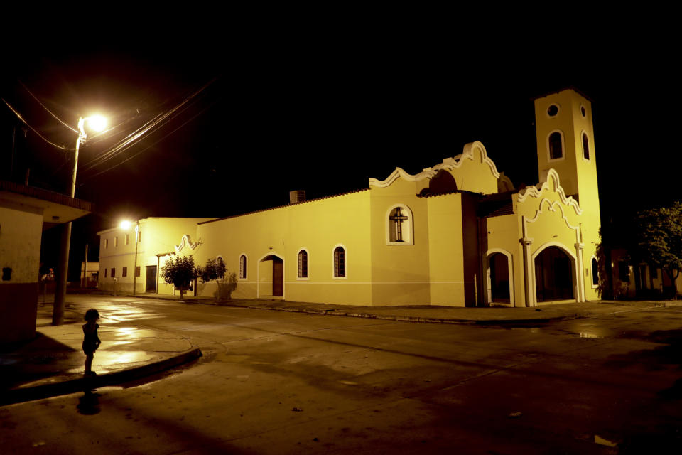 La iglesia San Cayetano en Orán, Argentina, el 15 de enero del 2019. El Vaticano recibió informes en 2015 y 2017 de que un obispo argentino cercano al papa Francisco se tomó fotografías desnudo en actitudes obscenas y abusó presuntamente de seminaristas. Pero esas notificaciones no impidieron que el prelado recibiera poco después un cargo de asesor en la Santa Sede, la cual justificó el ascenso señalando que las denuncias en contra del religioso se presentaron a fines del año pasado. (AP Foto/Natacha Pisarenko)