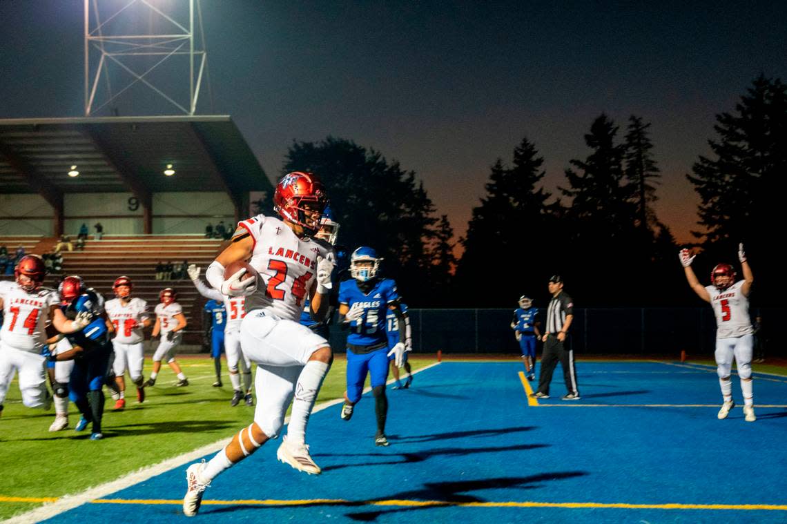 Kennedy Catholic running back Xe’Ree Alexander scampers into the endzone for a touchdown during the second quarter of a 4A NPSL game against Federal Way on Friday, Sept. 30, 2022, at Federal Way Memorial Field in Federal Way, Wash.