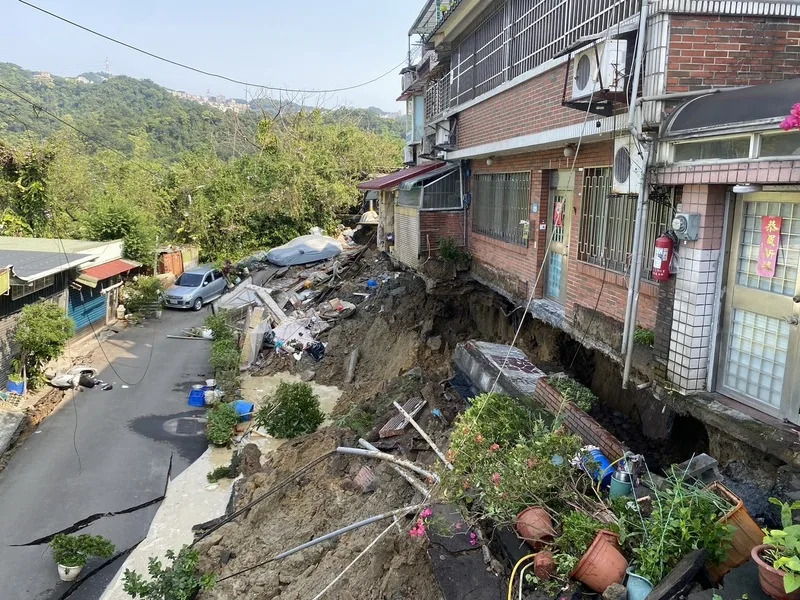 地震影響 新北新店地基下陷無人傷 花蓮3日上午發生強震，新北市消防局第6救災救護大 隊表示，新店區安泰路附近出現地基下陷，現場住戶 12人全部撤離，無人受困，財物損失待估。 （翻攝照片） 中央社記者楊侃儒傳真 113年4月3日