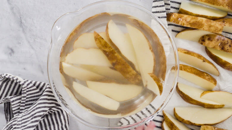 Soaking potatoes in water