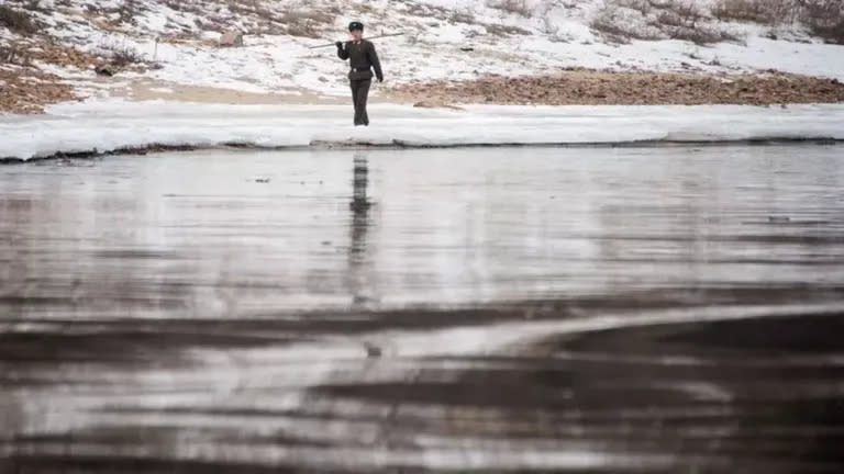 Un soldado patrulla la orilla del río Yalu, un río fronterizo entre China y Corea del Norte