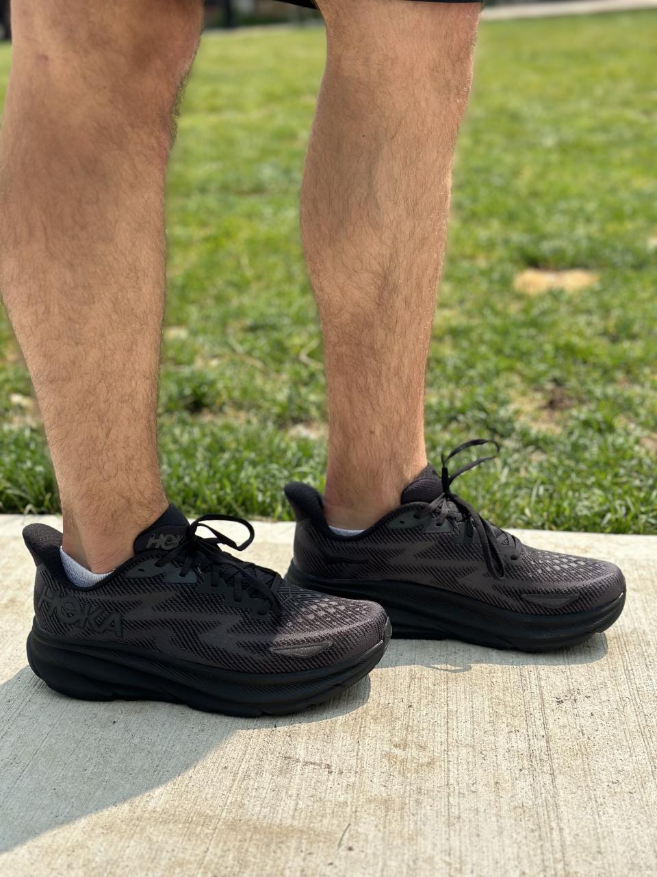 HOKA ONE ONE Clifton 9, man wearing black running shoes 