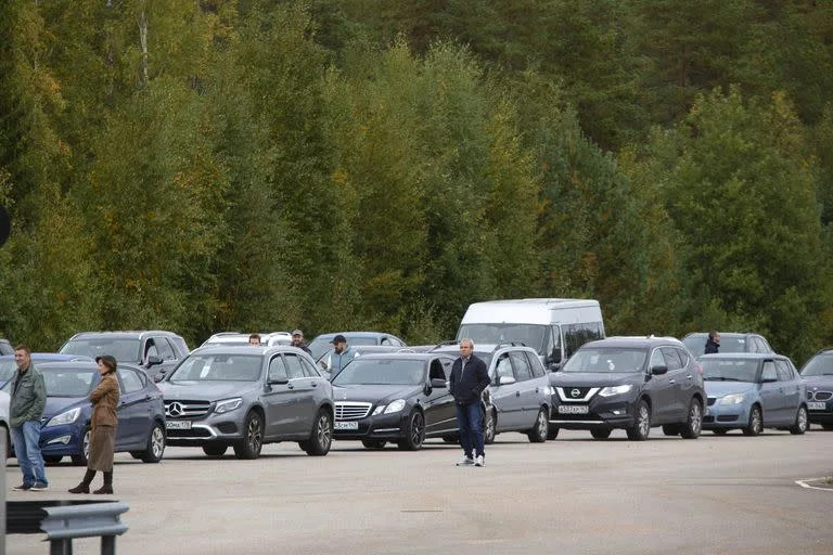 Autos hacen fila para cruzar la frontera de Rusia a Finlandia en el retén Vaalima en Virolahti, Finlandia, el viernes 23 de septiembre de 2022. (Sasu Makinen/Lehtikuva via AP)