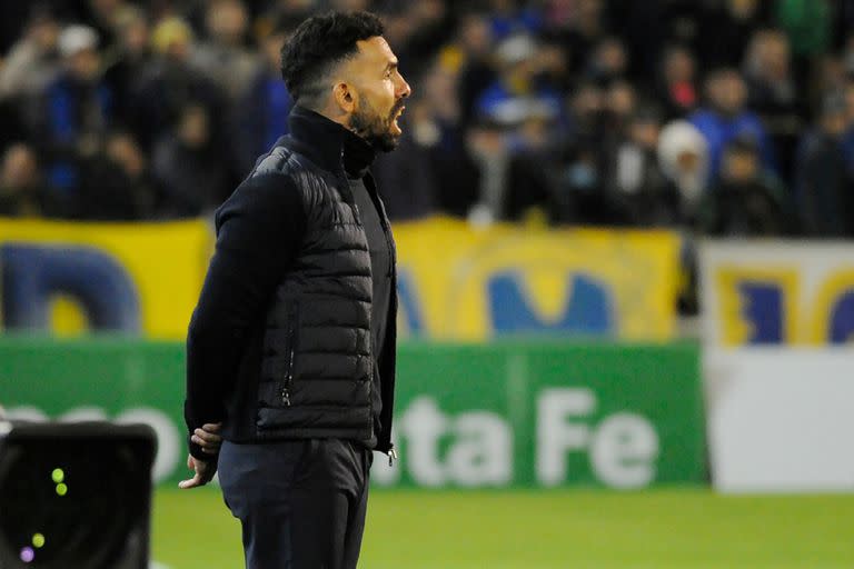 Tevez, durante su debut como entrenador de Rosario Central, en el Gigante de Arroyito, ante Gimnasia