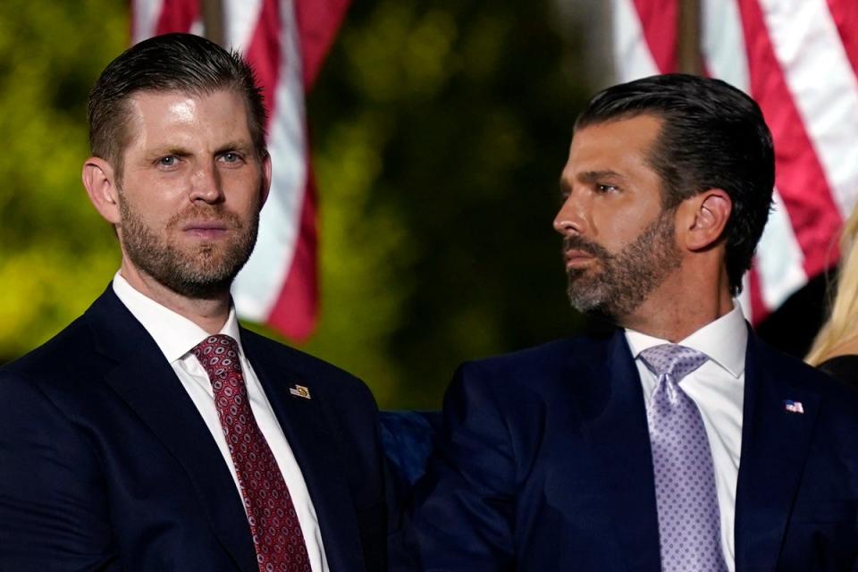 Eric Trump y Donald Trump Jr. asisten a un discurso de su padre en la Casa Blanca en agosto de 2020 (Evan Vucci/AP)