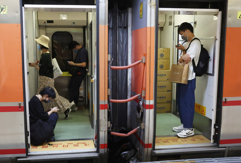 台鐵今天發布公告，清晨列車因受死傷事故影響，通霄站至苑裡站間路線暫中斷，南下、北上列車有延誤情形。（中央社資料照）