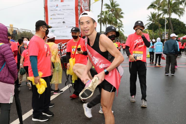 張景敦衝回終點奪冠後的第一件事，卻是抬起右腳說，他跑到鞋底都剝落了。蔡宗憲攝