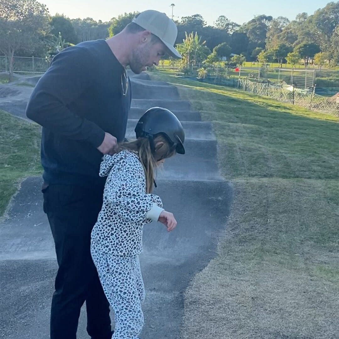 Chris hemsworth skateboarding with daughter