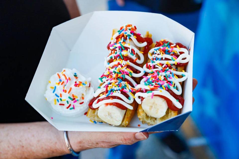 Un churro Cu-Banano servido durante la jornada inaugural de la Feria y Exposición del Condado Miami-Dade.