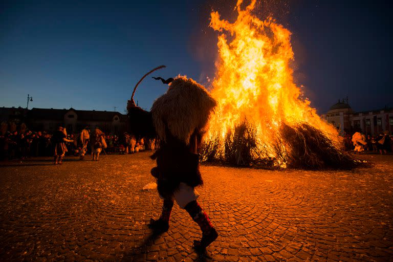 Vestidos con disfraces de piel de oveja y bailes de máscaras junto a una hoguera se realiza la quema el ataúd del invierno en Mohacs, Hungría, el último día del tradicional desfile de carnaval de la ciudad.