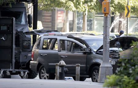 Police investigate the SUV in which a man suspected of causing a bomb scare barricaded himself, causing an hours-long standoff and the shutdown of a mid-Manhattan area in New York City, New York, U.S. July 21, 2016. REUTERS/Brendan McDermid