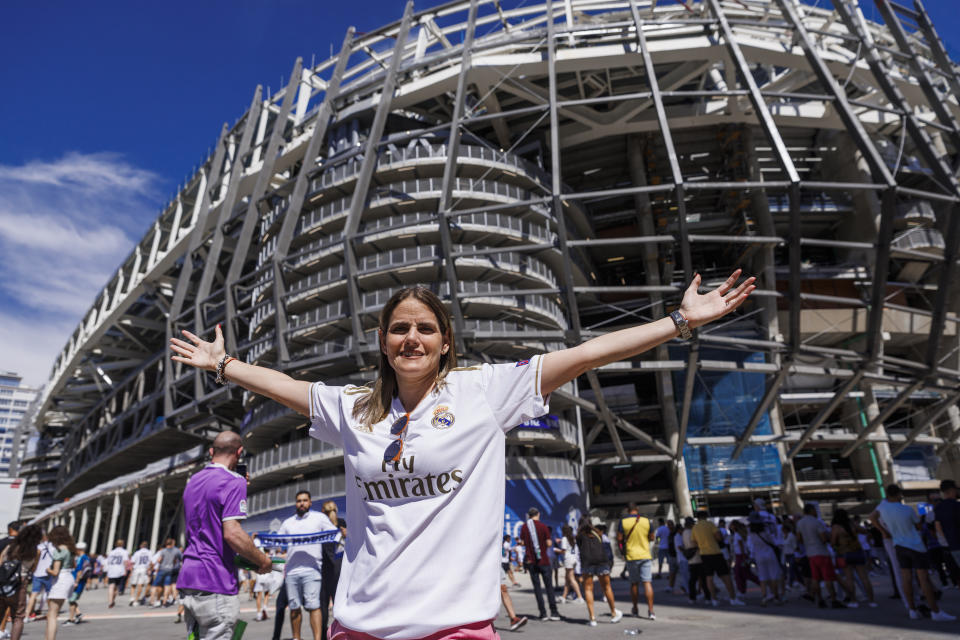 María García Mella Cid posa frente al estadio Santiago Bernabéu de Madrid el 3 de septiembre del 2022. (AP Photo/Pablo García, File)