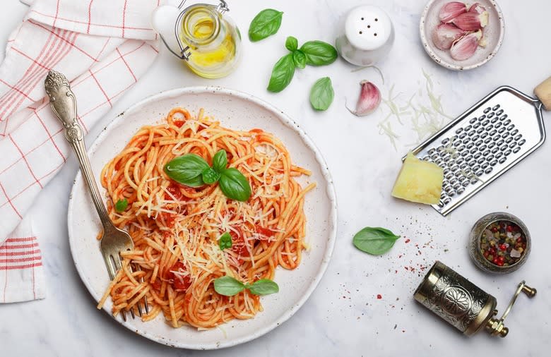 Pasta With Tomatoes and Basil 