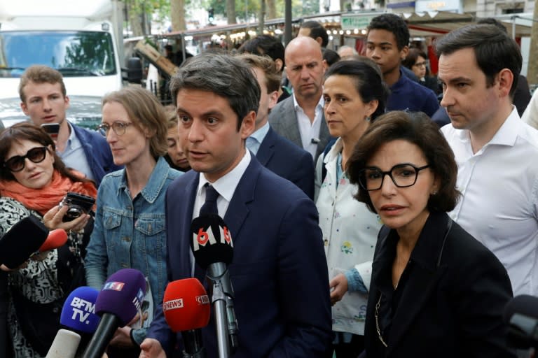 El primer ministro Gabriel Attal habla con la prensa junto a la ministra de Cultura francesa, Rachida Dati, durante un acto de campaña para apoyar e un candidato gubernamental a las elecciones, el 5 de julio de 2024 en un mercado de París (Geoffroy van der Hasselt)