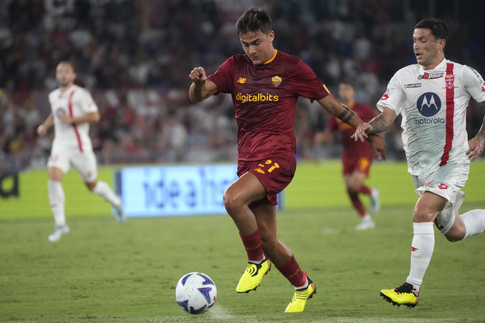 Paulo Dybala de la Roma avanza con el balón para anotar en el encuentro de la Serie A ante el Monza el 30 de agosto del 2022. (AP Foto/Gregorio Borgia)