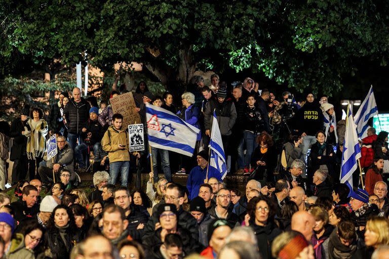 Protestas contra Netanyahu y en reclamo de los rehenes de Hamas en Tel Aviv. (AHMAD GHARABLI / AFP)