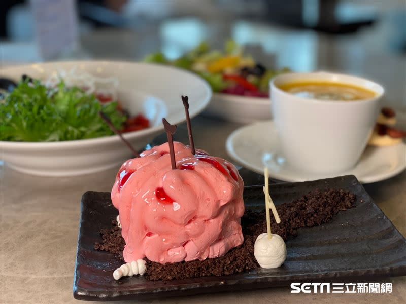 粉色莓果脆皮及巧克力蛋糕製成「撒旦腦門」。（圖／記者馮珮汶攝）