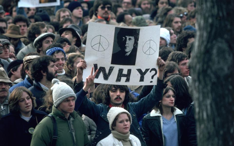 Besonders eng war seine Beziehung zu John Lennon, für dessen Sohn Sean Elton John die Patenschaft übernahm. Zudem nahmen die beiden Songs auf und spielten mehrmals gemeinsam live, 1974 zum Beispiel im Madison Square Garden - es war der letzte Auftritt des sechs Jahre später bei einem Attentat umgekommenen Ex-Beatles'. (Bild: Hulton Archive/Getty Images)