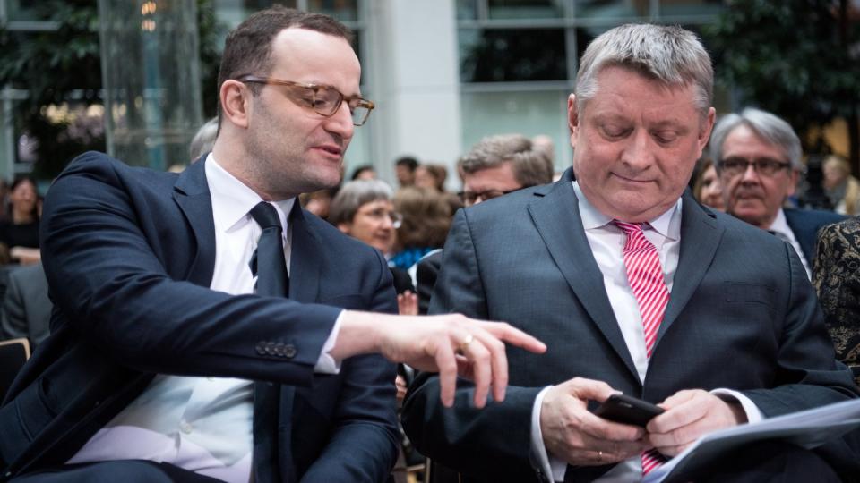 Gesundheitsminister Jens Spahn (l) im Frühjahr zusammen mit seinem Amtsvorgänger Gröhe. Foto: Bernd von Jutrczenka