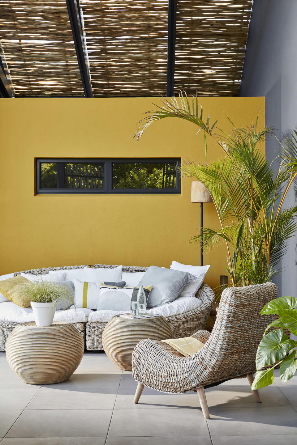 21. Create an inviting patio by introducing colors