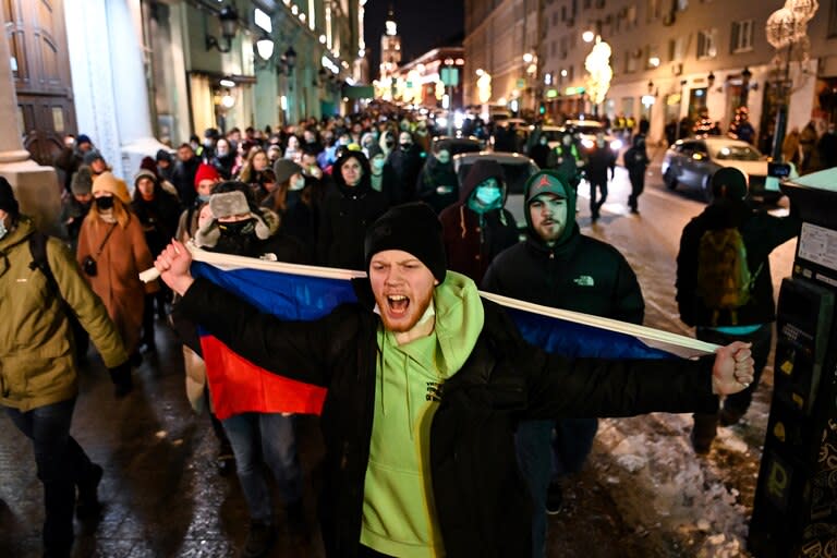 La gente protesta contra una decisión judicial que ordenó el encarcelamiento del líder de la oposición Alexei Navalny durante casi tres años en el centro de Moscú el 2 de febrero de 2021