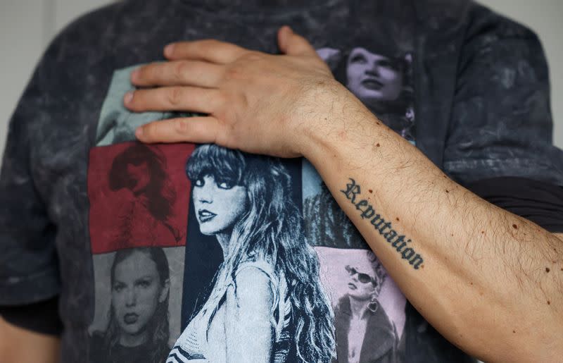 FOTO DE ARCHIVO. Roberto Santos, de 55 años, un superfan español que forma parte de una selecta lista de fans que reciben regalos exclusivos del icono del pop, posa en su "santuario de Taylor Swift" mientras muestra algunos de sus tatuajes con los títulos de los álbumes en su casa de Madrid, España
