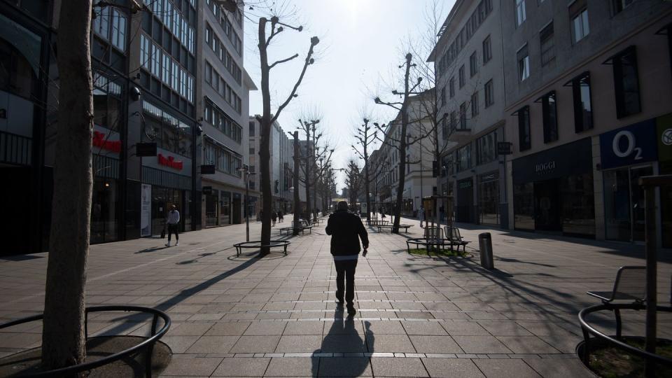 Nur wenigen Menschen sind an einem frühen Nachmittag eines Werktags auf der Einkaufsmeile Königstraße in Stuttgart zu sehen.