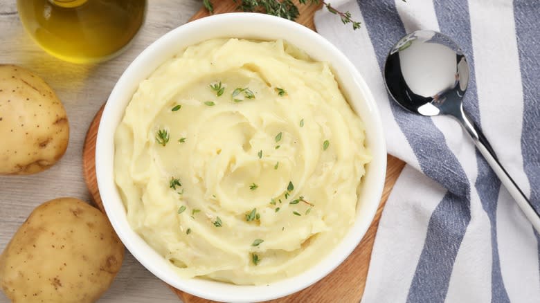 Bowl of mashed potatoes