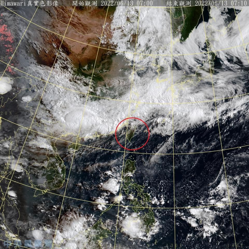 受到西南風影響，今天中南部地區與金門、馬祖將有局部短暫陣雨或雷雨，其他地區與澎湖則是多雲的天氣。   圖：中央氣象局/提供