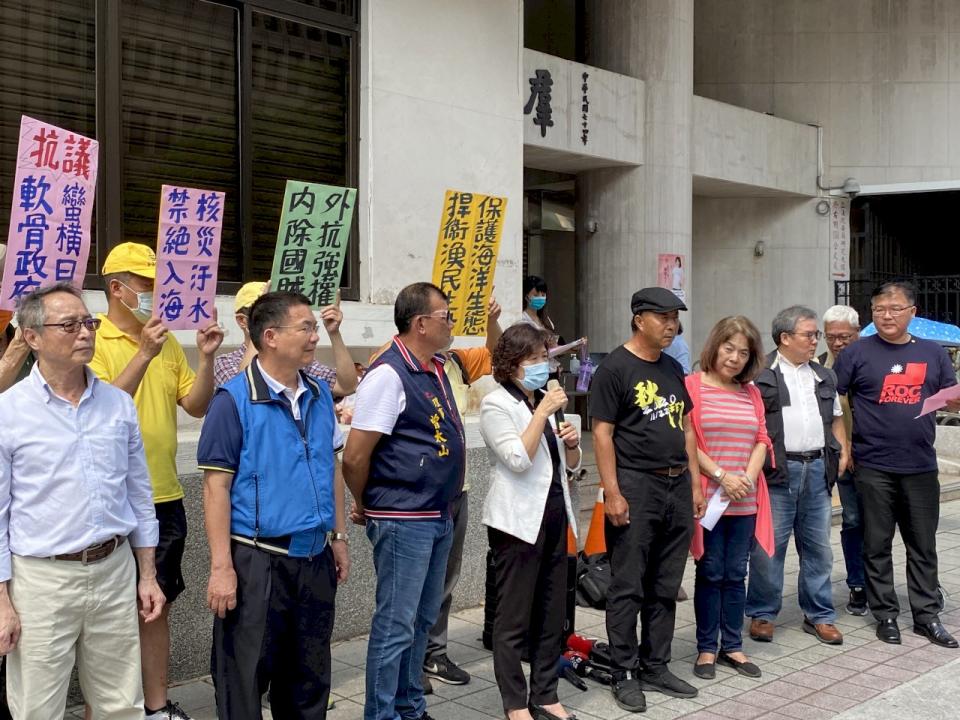 多個漁民及民間團體4日在立法院群賢樓外召開記者會，抗議日本即將排放核廢水入海。(林詠青 攝)