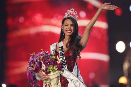 Miss Filipinas Catriona Grey saluda tras ser coronada Miss Universo durante la ronda final del concurso Miss Universo en Bangkok, Tailandia, 17 de diciembre de 2018. REUTERS / Athit Perawongmetha