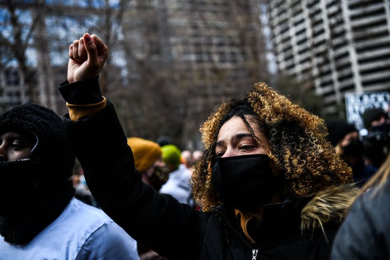 Una mujer llora mientras se anuncia el veredicto en el juicio del exoficial de policía Derek Chauvin frente al Centro de Gobierno del Condado de Hennepin en Minneapolis, Minnesota, el 20 de abril de este año