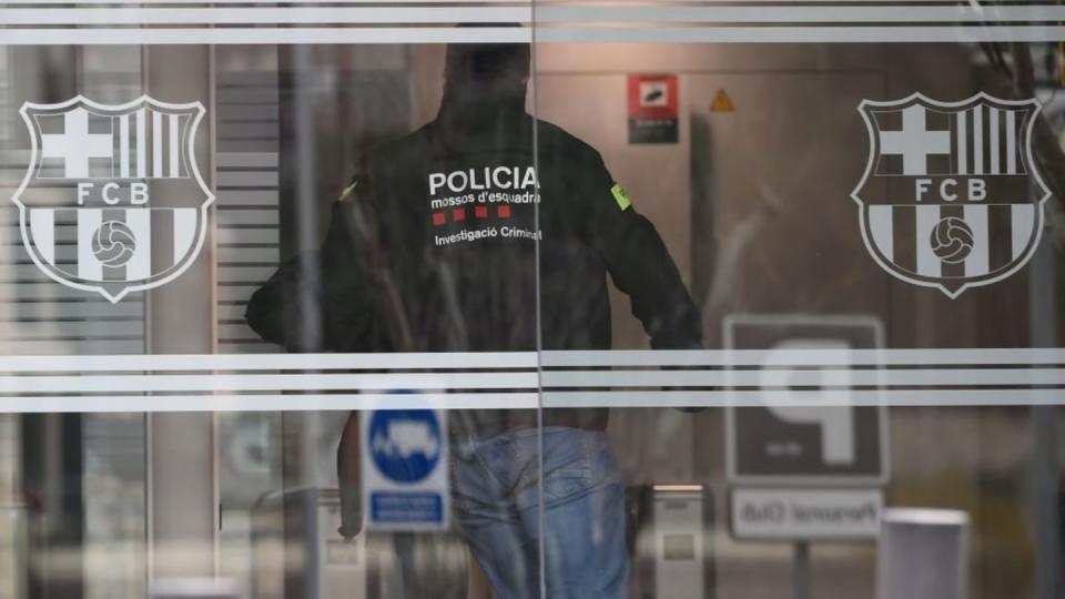 Registros de los Mossos en el Camp Nou | LLUIS GENE/Getty Images