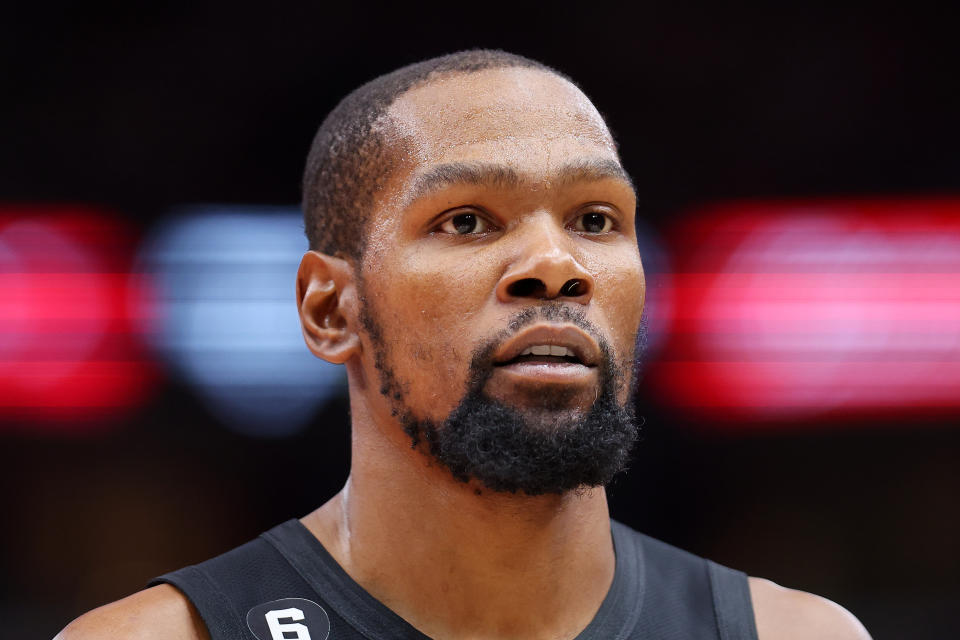 Kevin Durant a réalisé son vœu, quelques mois plus tard qu'il ne s'y attendait probablement, suite à l'échange à succès qui l'enverra chez les Phoenix Suns.  (Michael Reaves/Getty Images)