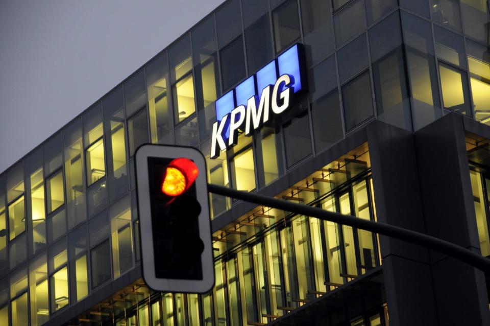 Direkt dahinter folgt im "Business"-Bereich die KPMG International. Wie PWC und EY hat sich das Unternehmen auf Wirtschaftsprüfung, Steuerberatung sowie Unternehmens- und Managementberatung spezialisiert. 1986 in der Schweiz gegründet, gehört die KPMG heute zu den drei größten Firmen in diesem Bereich und belegt Platz fünf in der Attraktivitätsumfrage.