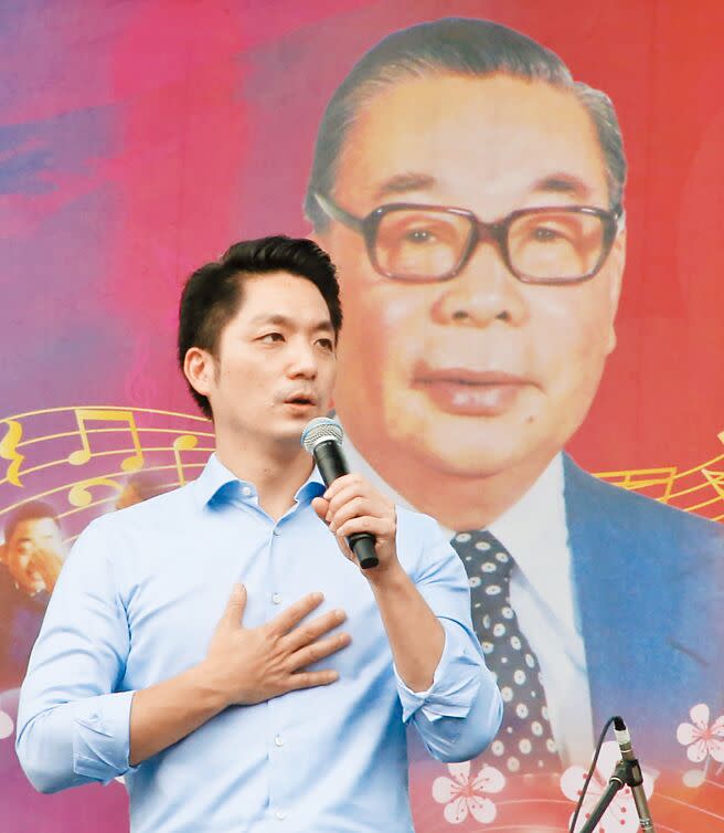 台北市長蔣萬安13日出席復興崗文教基金會聯合退輔會及救國團在北市大安森林公園舉辦的「走過璀璨，懷念經國先生音樂會及影像回顧展」，致詞時感念故總統蔣經國對台灣的貢獻，表示將效法其愛國愛民的精神，努力做好市政。（趙雙傑攝）