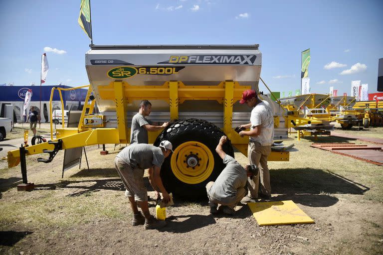 En la previa de la muestra es frenético el movimiento de los stands comerciales