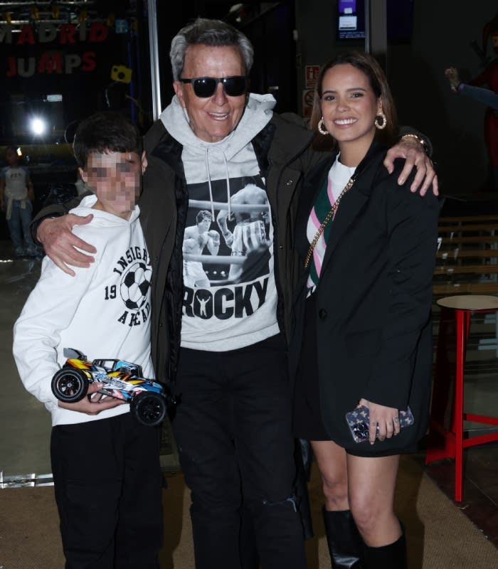 Ortega Cano con Gloria Camila y José María 