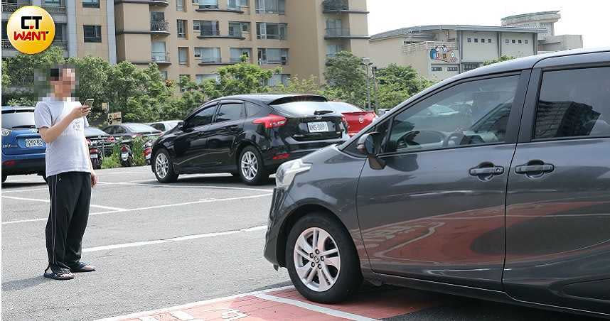 共享租車用戶Jerry表示，在租車不用再負擔稅負、保養費以及停車費，相當划算。（圖／王永泰攝）