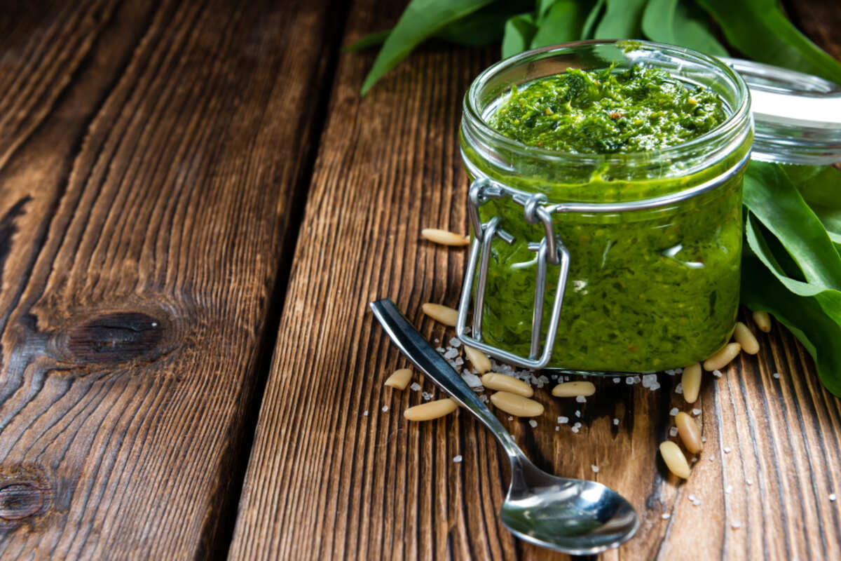 Selbst gemachtes Bärlauchpesto schmeckt sehr aromatisch und eignet sich ebenso als Geschenk zu jeder Gelegenheit.