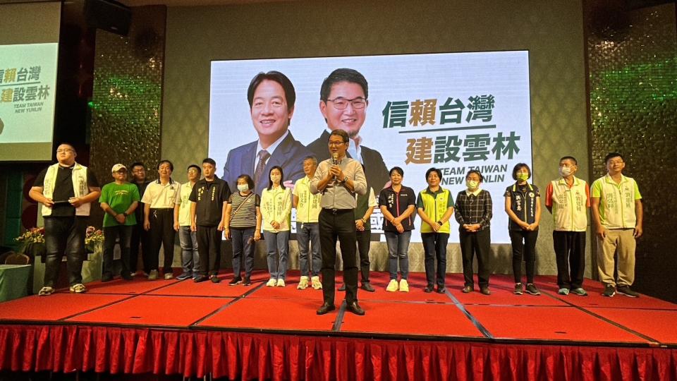 民進黨雲林縣立委候選人劉建國在造勢會場中說明民進黨對雲林的施政願景。(記者張欽翻攝)