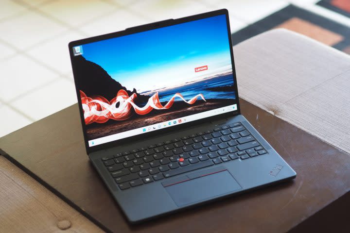 Lenovo ThinkPad x13S di atas meja.