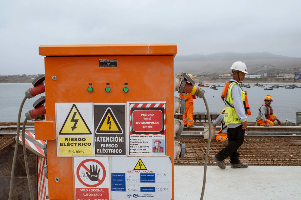 Signs on the construction site are displayed in both Spanish and Chinese.  (Florence Goupil for NBC News)