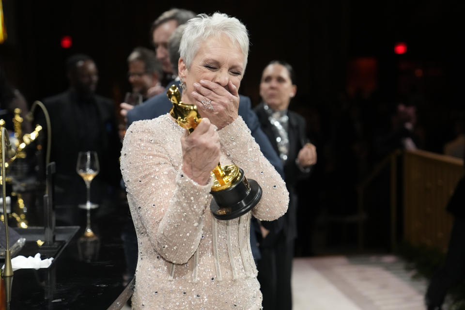 Jamie Lee Curtis, ganadora del premio a mejor actriz de reparto por "Everything Everywhere All at Once", en el Baile de los Gobernadores en los Oscar el domingo 12 de marzo de 2023 en el Teatro Dolby en Los Angeles. (Foto AP/John Locher)