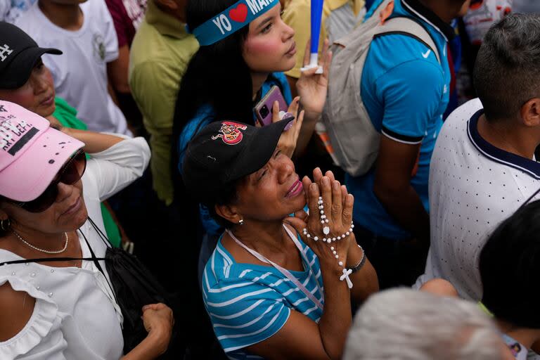 Una simpatizante, con un rosario alrededor de las manos, durante el lanzamiento de campaña del candidato venezolano Edmundo González Urrutia, en La Victoria, Venezuela, el sábado 18 de mayo de 2024. (AP Foto/Ariana Cubillos)