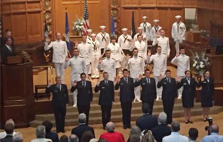 US Defense Secretary Ash Carter (L) administers the officer oath to Yale ROTC students at Yale University, New Haven, Connecticut, US May 23, 2016. REUTERS/Yeganeh Torbati